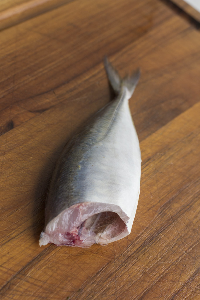 Removing the innards and guts of Japanese horse mackerel.