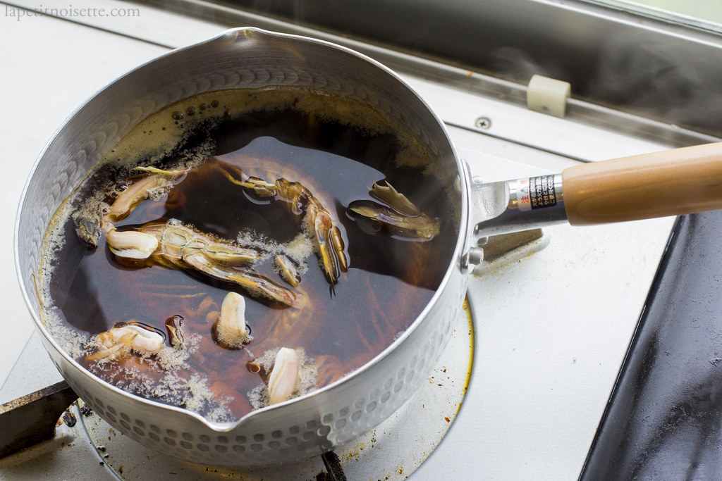 Letting the mantis shrimp cool before making sushi.