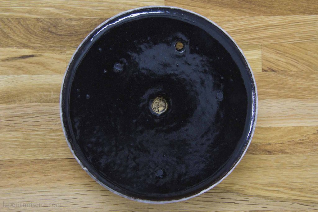 Kumoi kiln's seal which can be found at on the underside of every claypot's lid to mark it's authenticity.