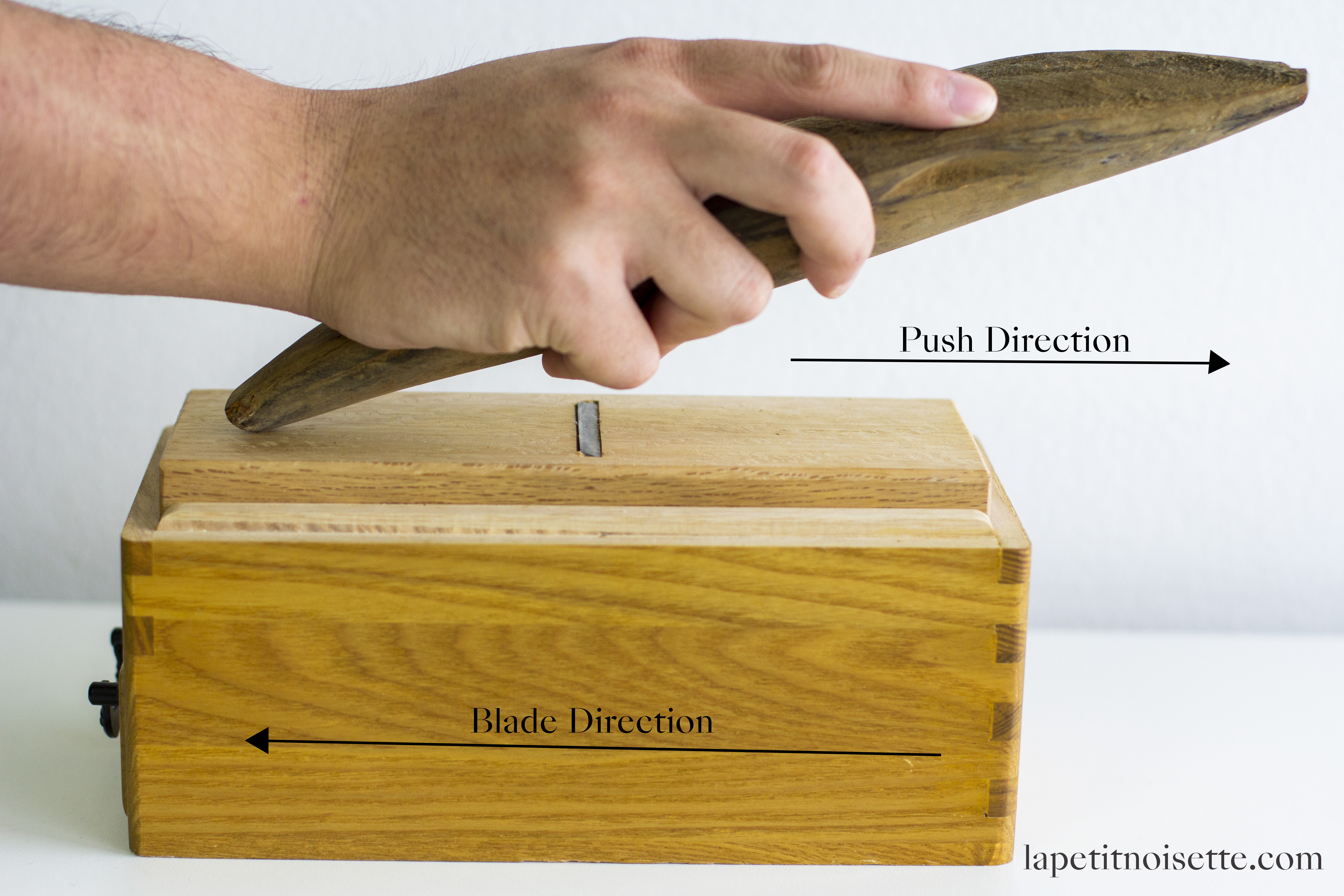  The katsuobushi should be held at a 45° angle to the blade when shaving and pushing from the tail to head direction.