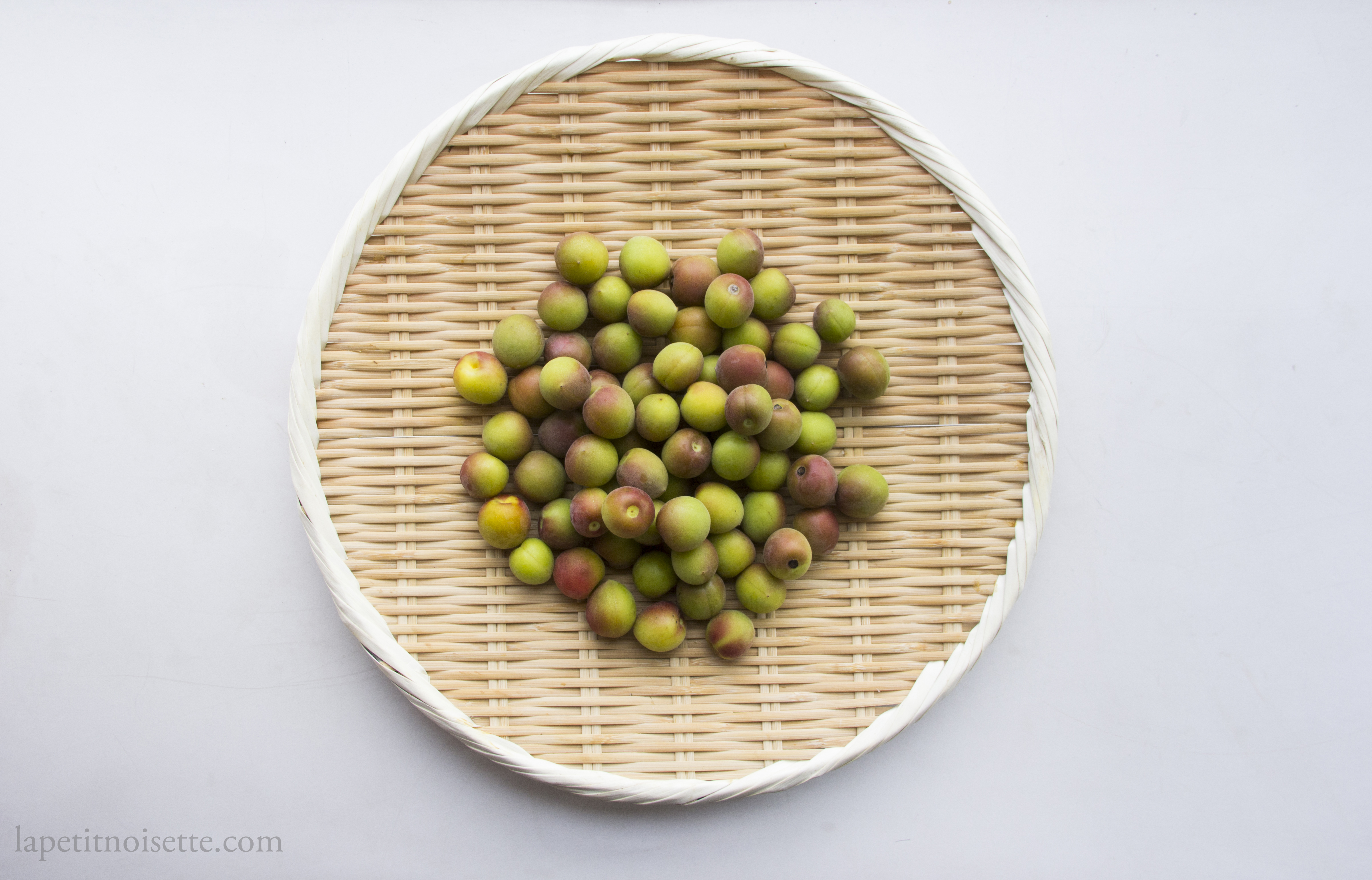 Unripe Japanese plums for making umeboshi