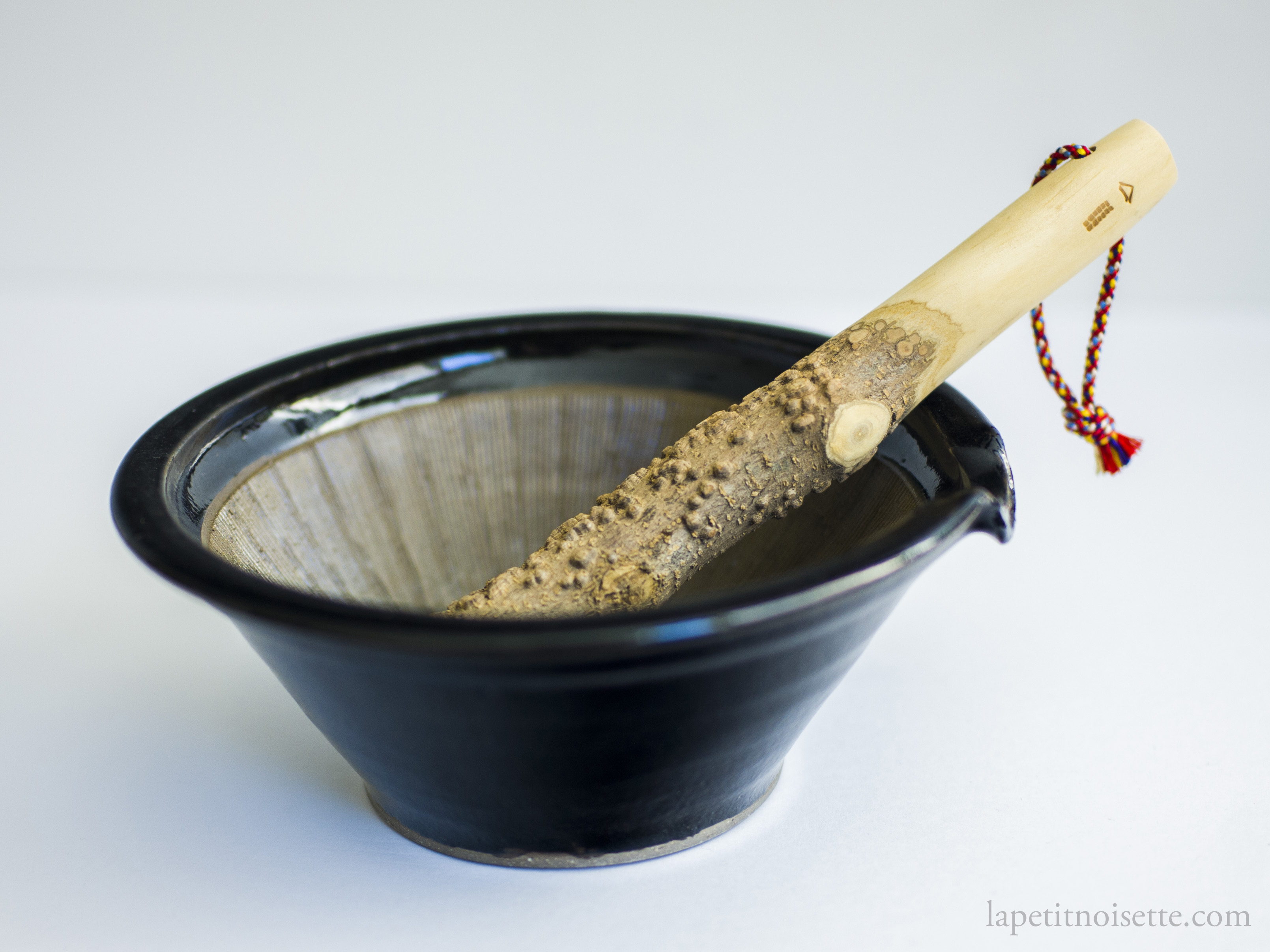 Kobo Kiln's (耕房窯) suribachi (擂鉢) grinding bowl and surikogi (擂粉木) pestle in collaboration with Azmaya that is made from Iga soil and sasho pepper wood. 