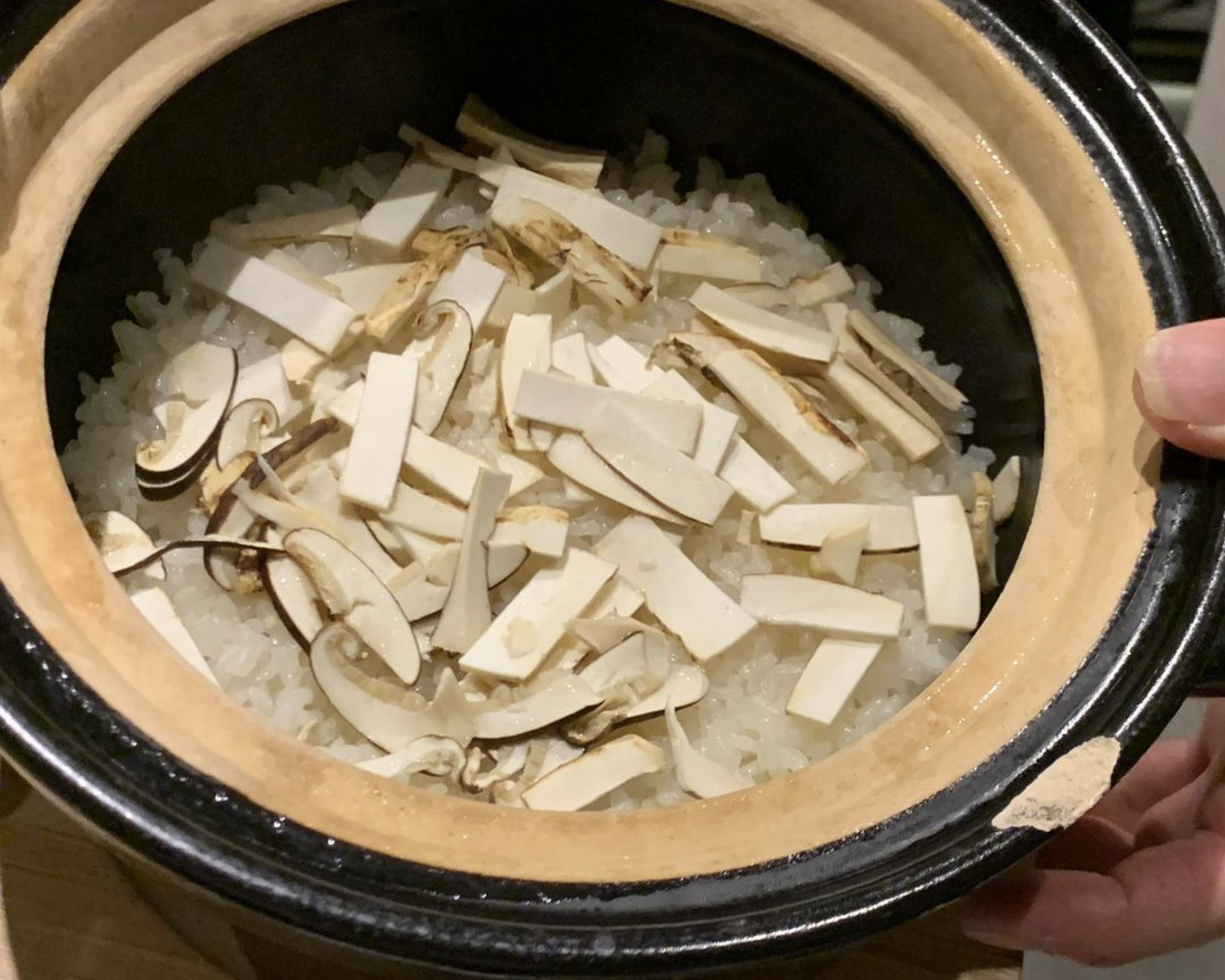 Nagatanien's donabe rice cooker used in a restaurant that has been damaged.