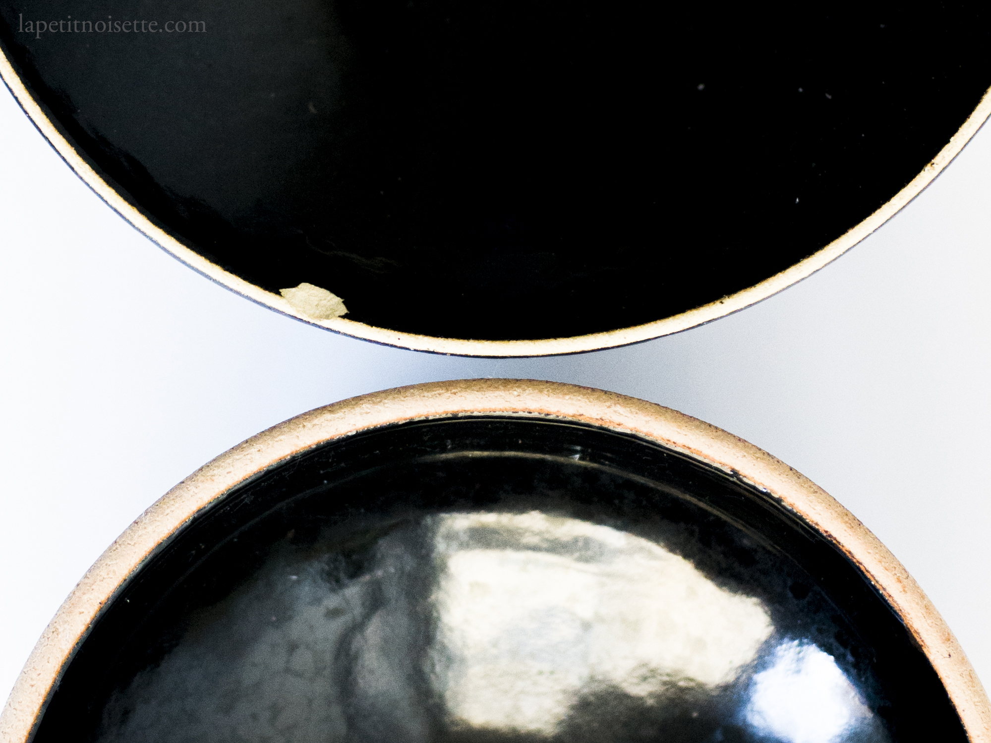 A side by side comparison of Kobo kiln's and Nagatanien's donabe outer lids showing how kobo kiln's are better made.