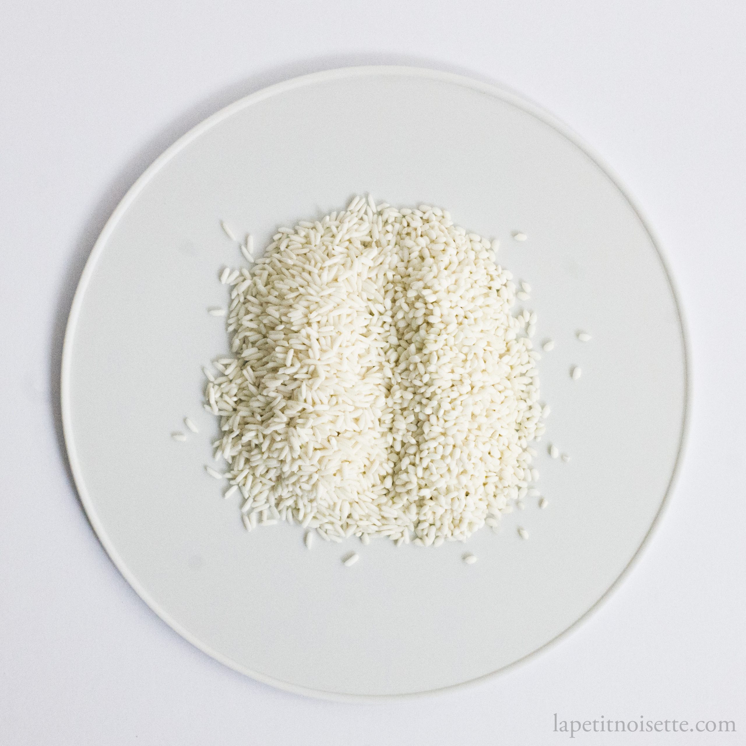 A side by side comparison of Short grain glutinous rice flour vs long grain glutinous rice flour