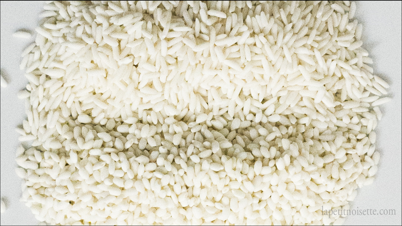 A side by side comparison of long grain glutinous rice vs short grain glutinous rice used to make mochi.
