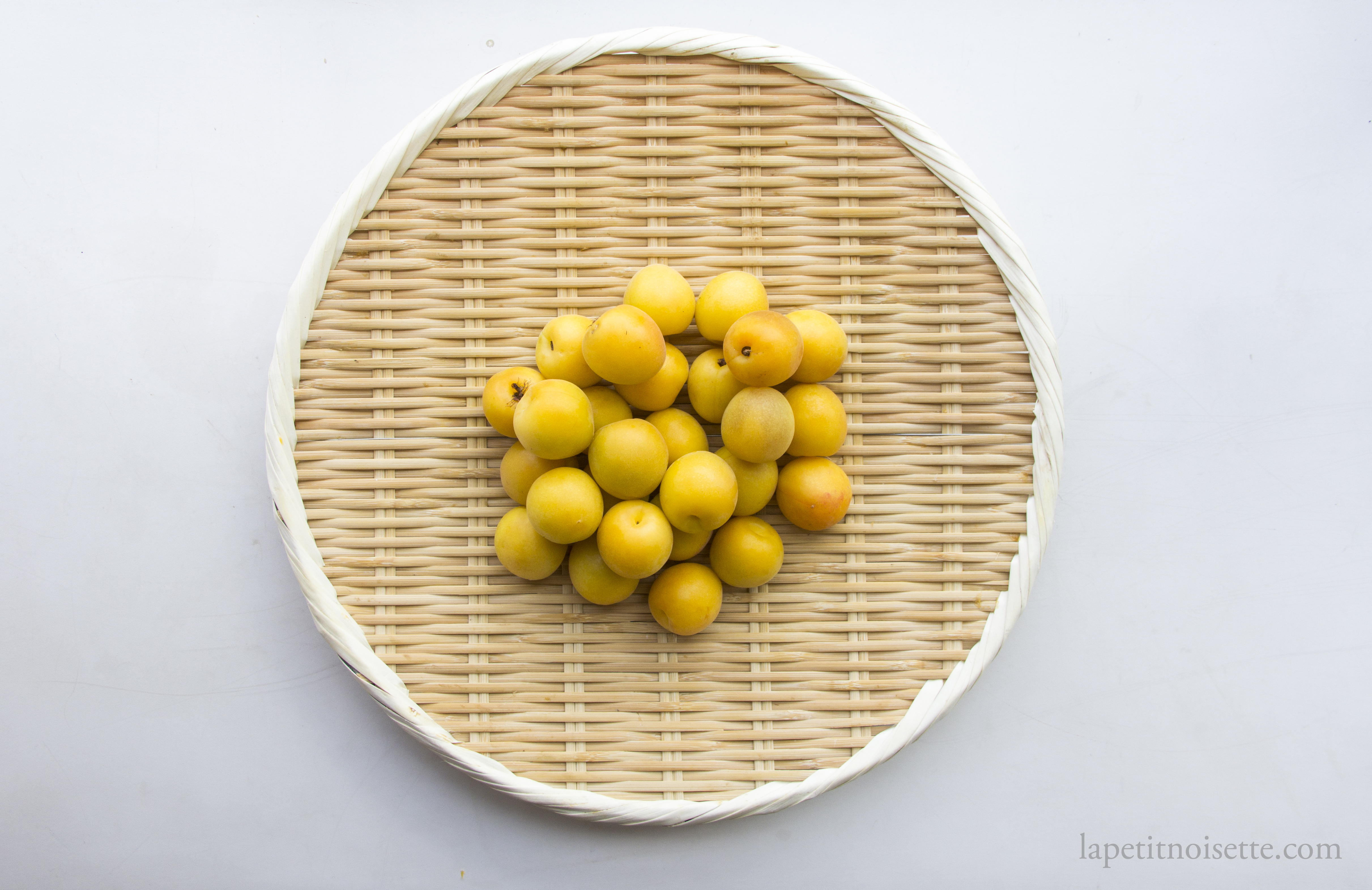 Unripe Japanese plums for making umeboshi.