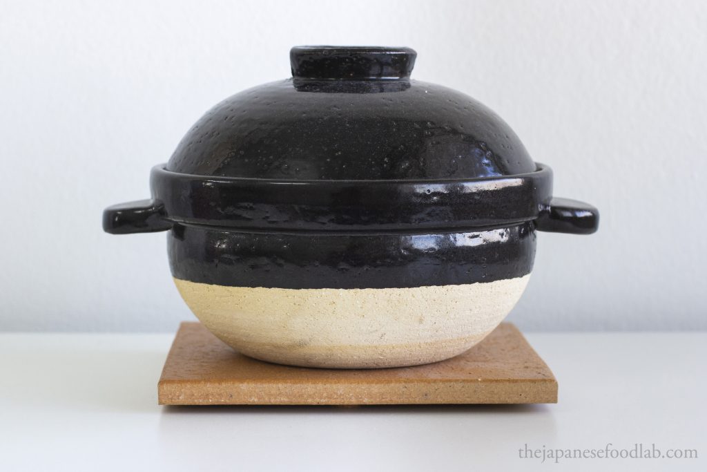 Artisan Japanese clay pot made by Nagatanien.
